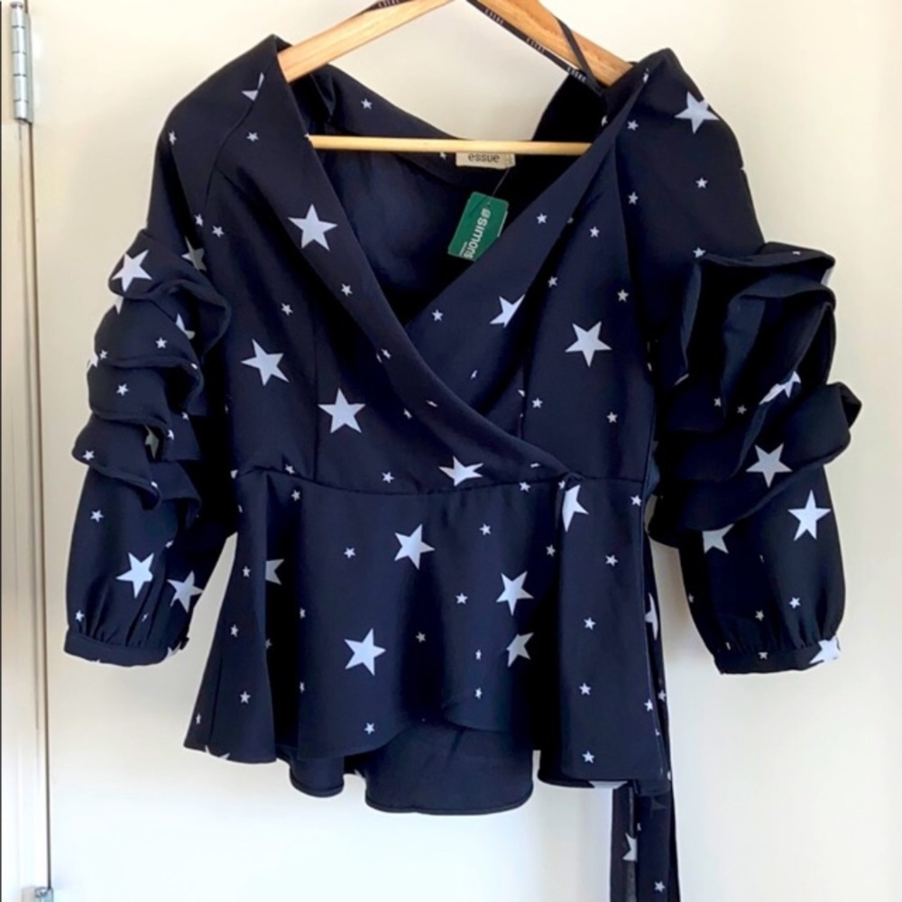 NWT⭐️ESSUE star wrap blouse